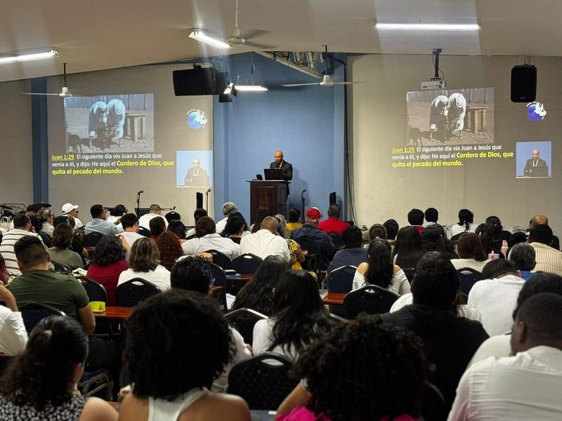 Congregación durante la predicación en un culto de la iglesia de Tibás