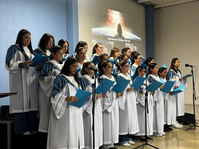 Coro de la iglesia de Tibás cantando durante un seminario bíblico