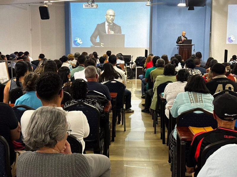 Congregación reunida en el auditorio de la iglesia de Tibás