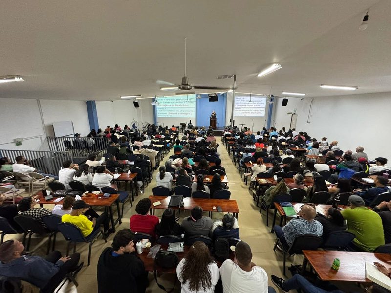 Vista general de la congregación de Tibás durante un estudio bíblico