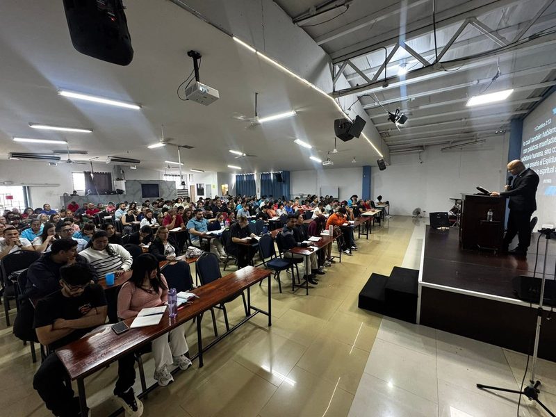 Pastor predicando desde la tarima ante la congregación de Tibás